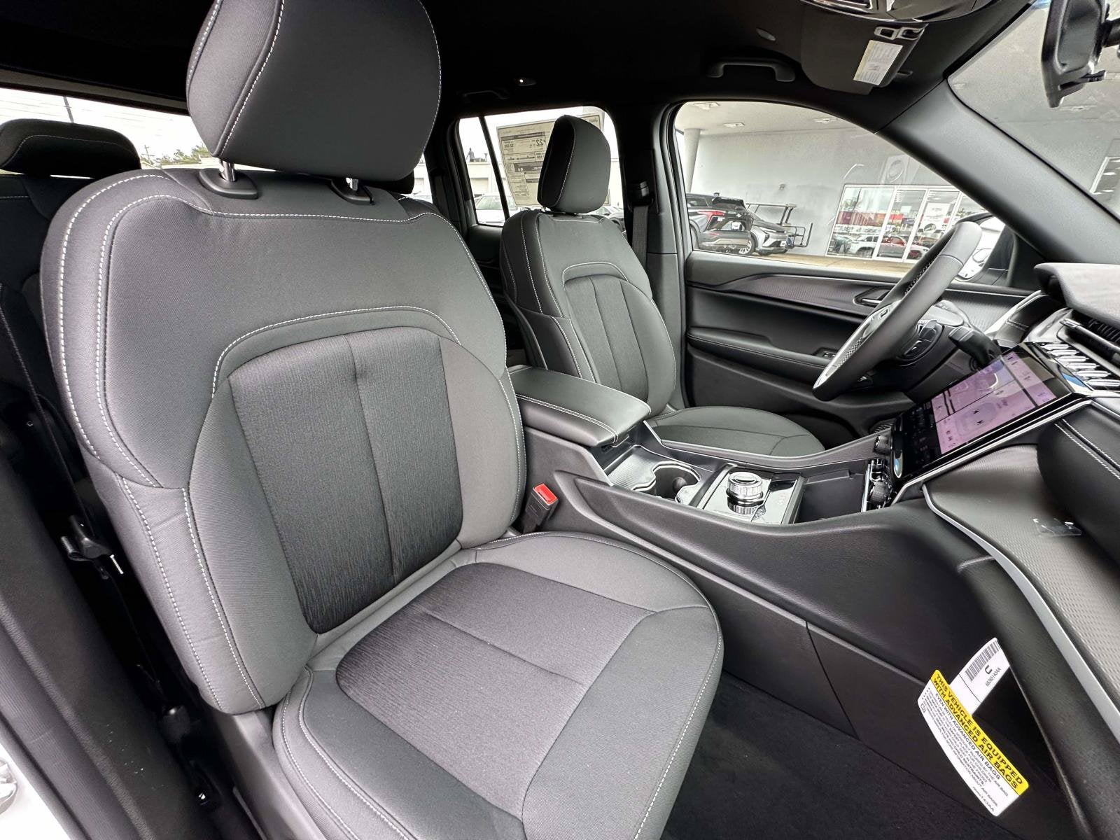 2027 Jeep Grand Cherokee GRAND CHEROKEE LAREDO 4X2