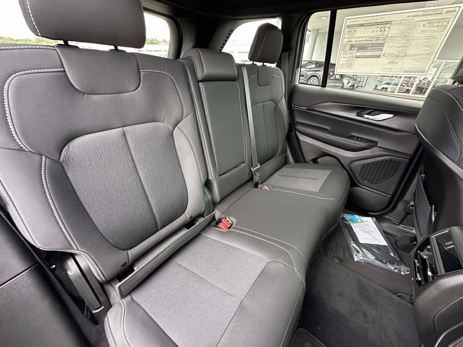 2027 Jeep Grand Cherokee GRAND CHEROKEE LAREDO 4X2