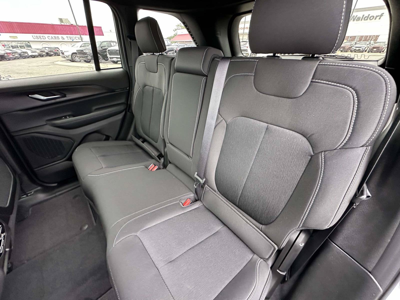 2027 Jeep Grand Cherokee GRAND CHEROKEE LAREDO 4X2