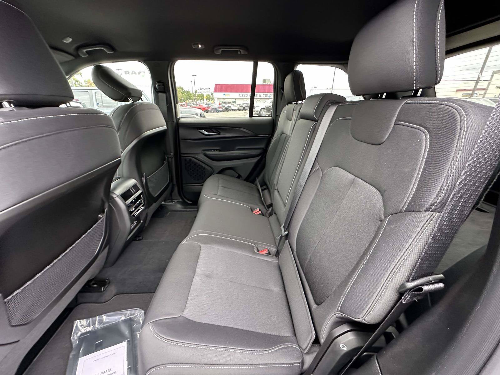 2027 Jeep Grand Cherokee GRAND CHEROKEE LAREDO 4X2