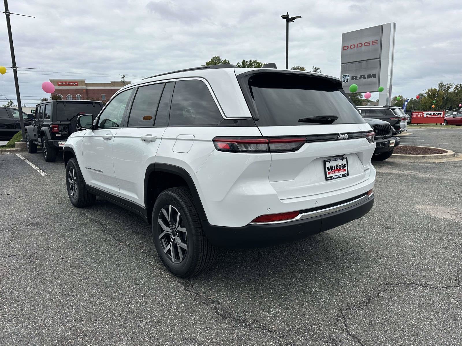2027 Jeep Grand Cherokee GRAND CHEROKEE LAREDO 4X2