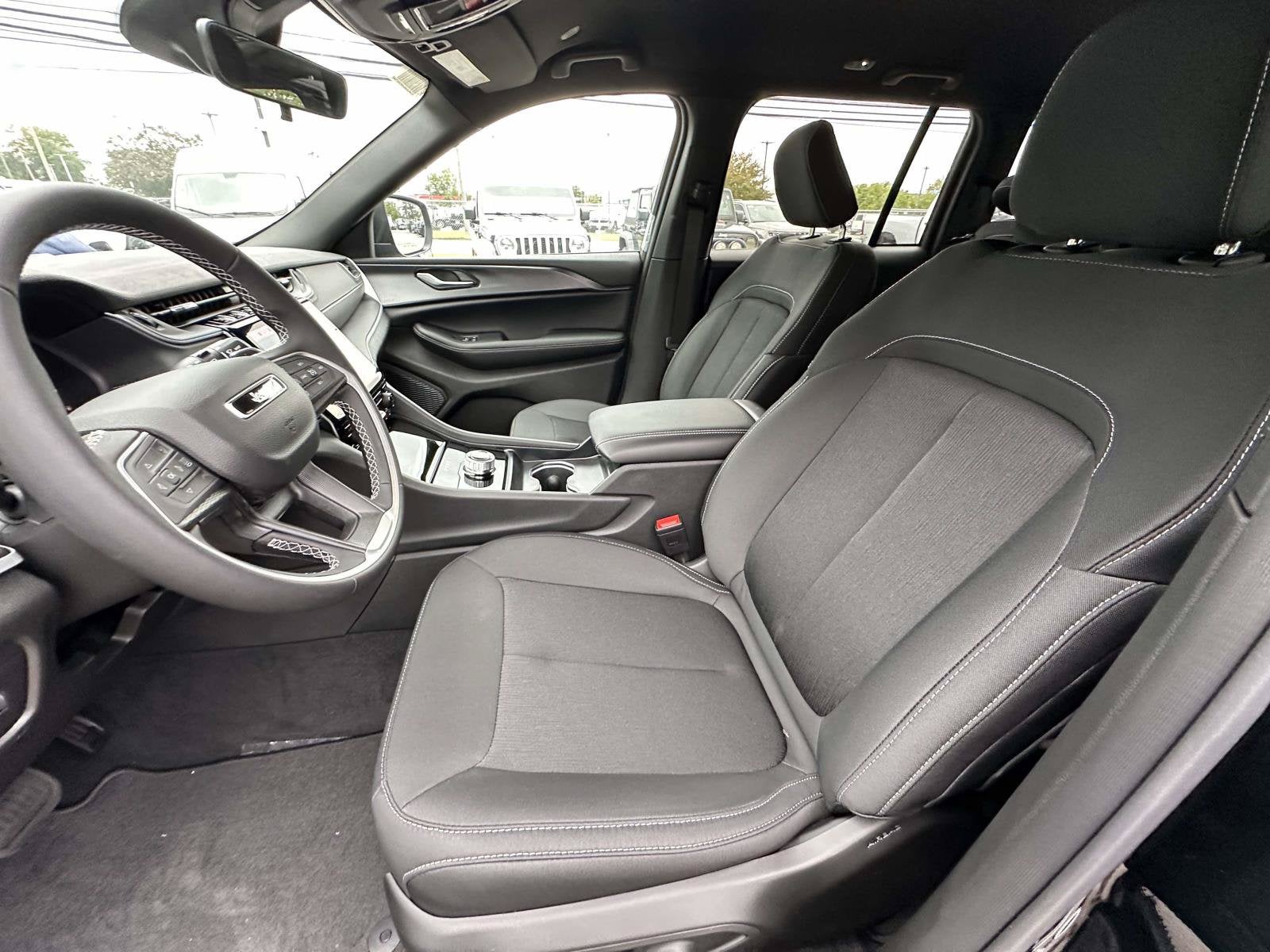 2027 Jeep Grand Cherokee GRAND CHEROKEE LAREDO 4X2