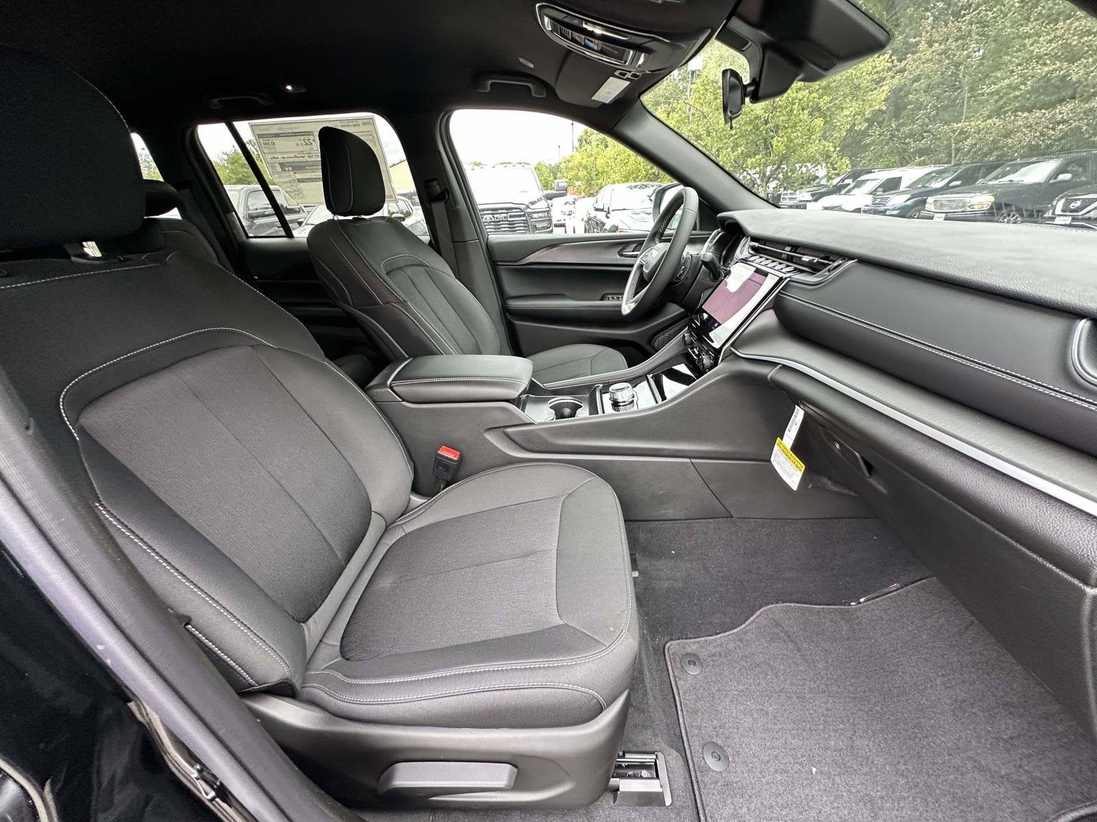 2027 Jeep Grand Cherokee GRAND CHEROKEE LAREDO 4X2