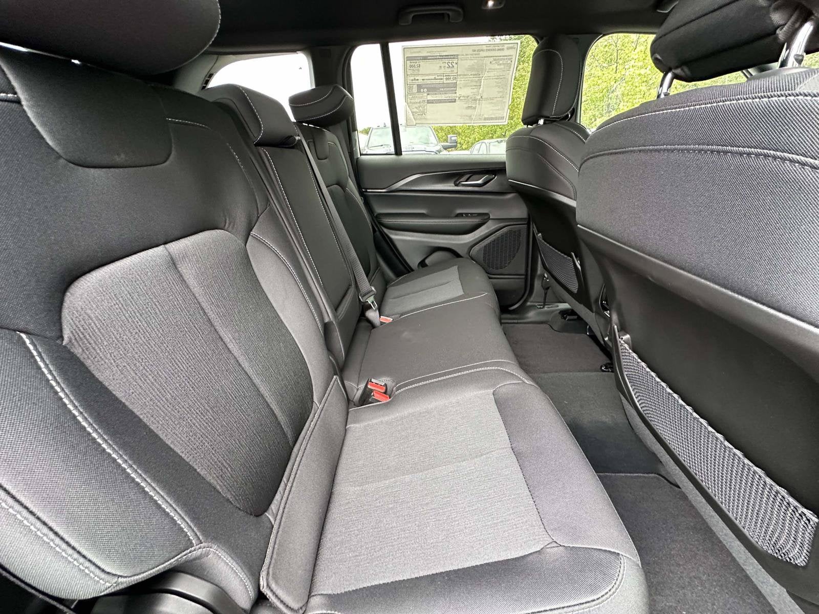 2027 Jeep Grand Cherokee GRAND CHEROKEE LAREDO 4X2