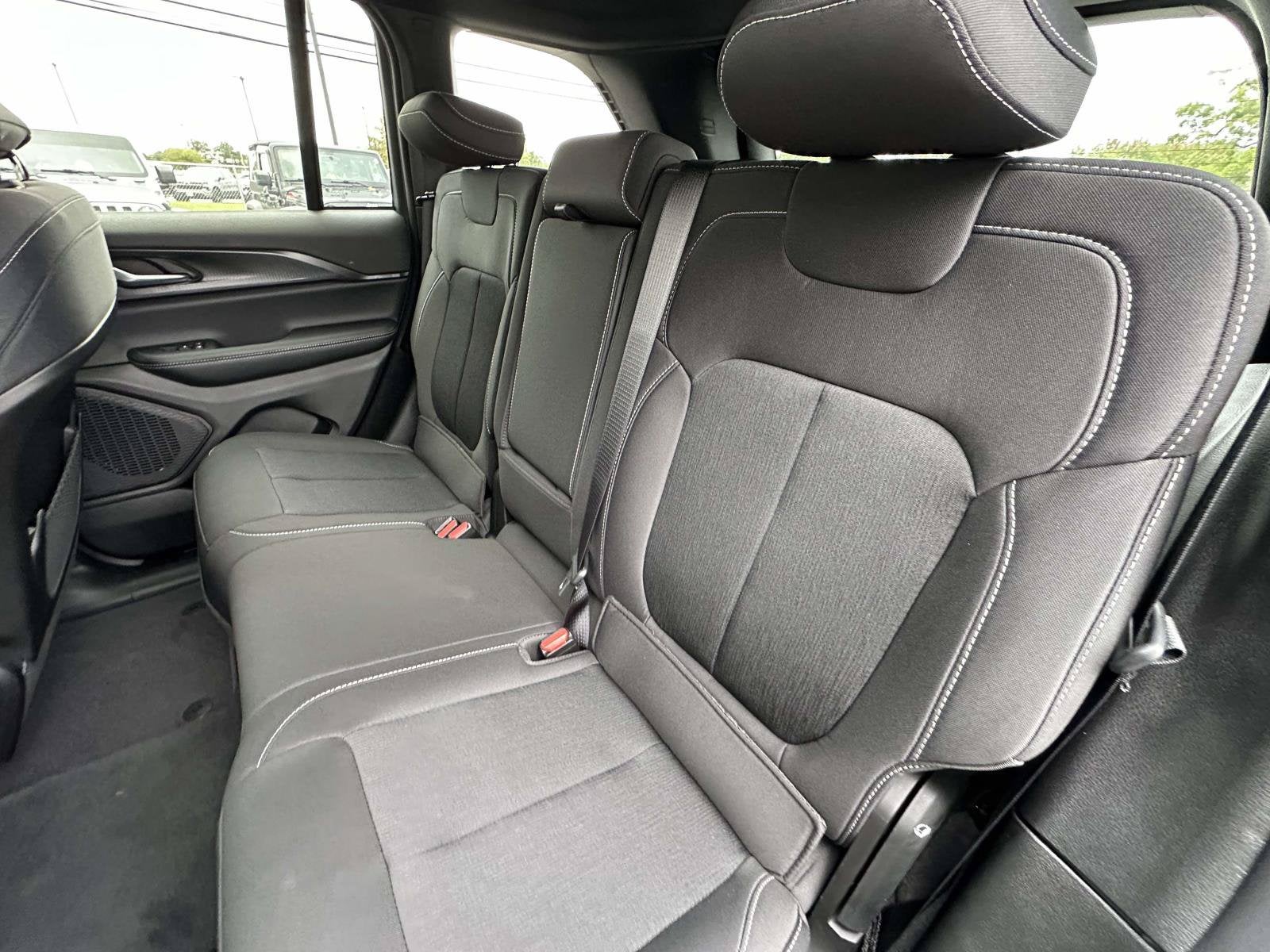 2027 Jeep Grand Cherokee GRAND CHEROKEE LAREDO 4X2