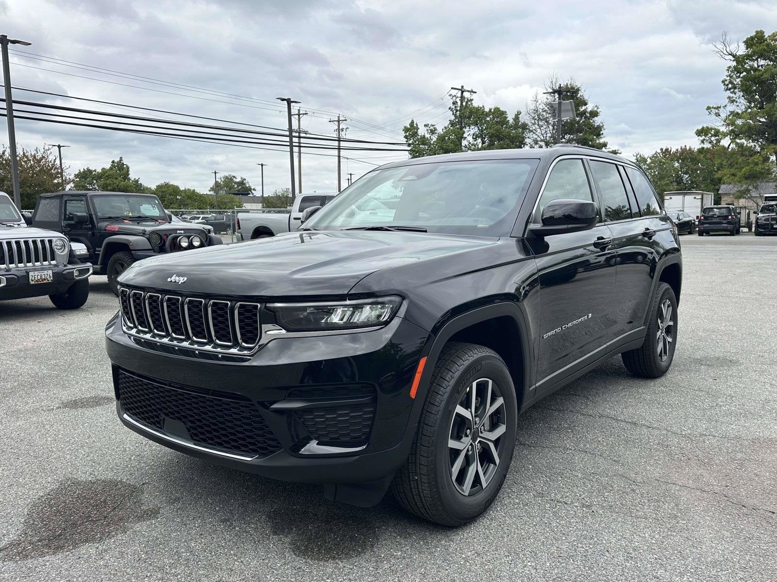 2027 Jeep Grand Cherokee GRAND CHEROKEE LAREDO 4X2