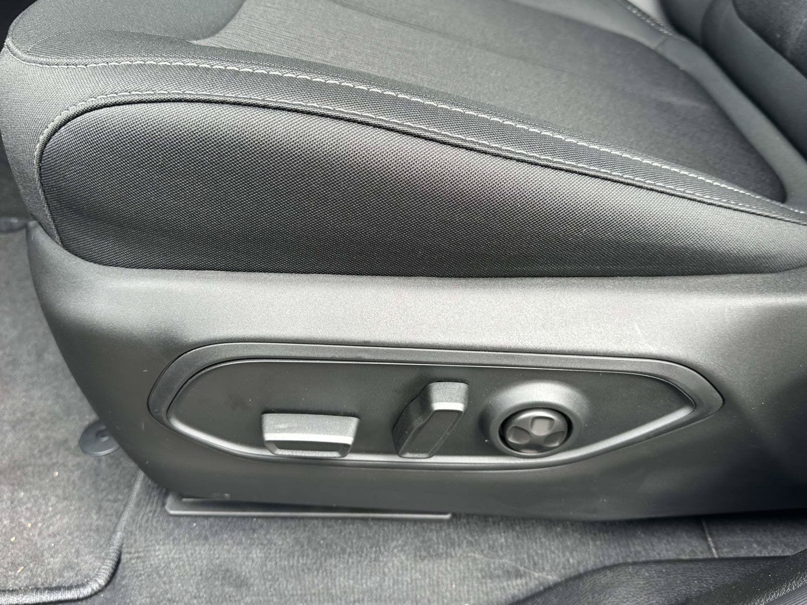 2027 Jeep Grand Cherokee GRAND CHEROKEE LAREDO 4X2