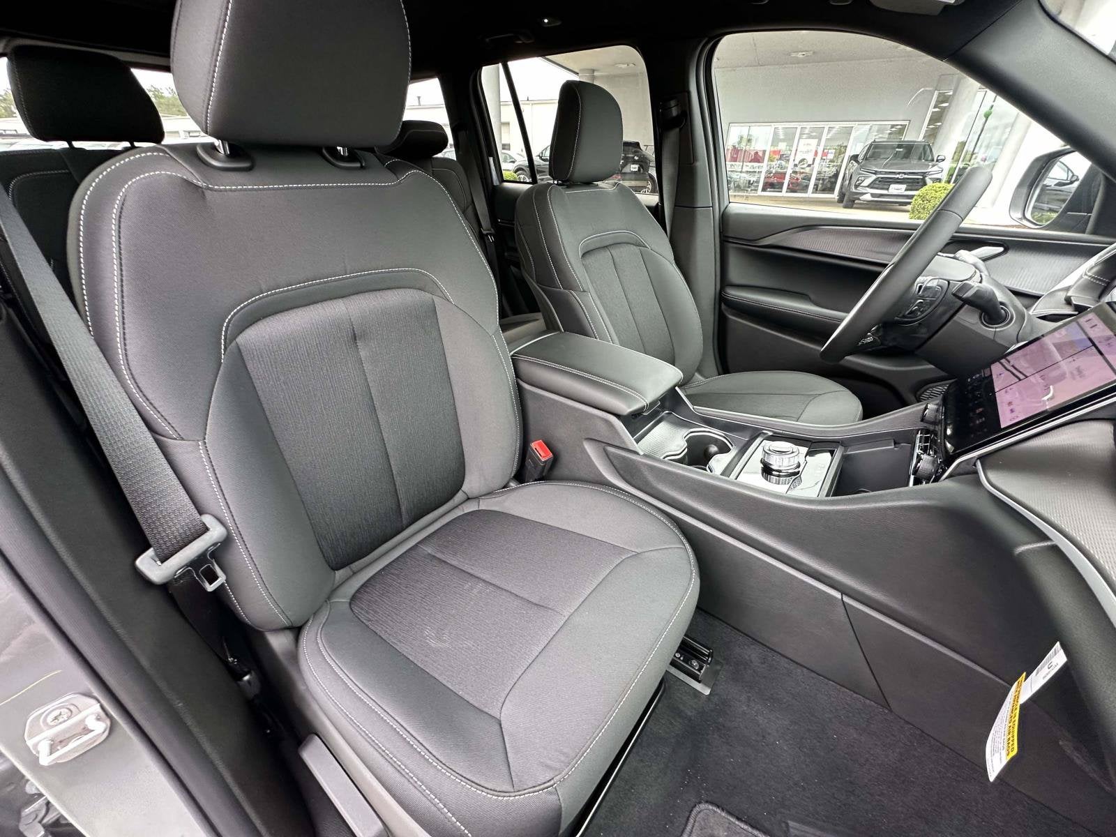 2027 Jeep Grand Cherokee GRAND CHEROKEE LAREDO 4X2