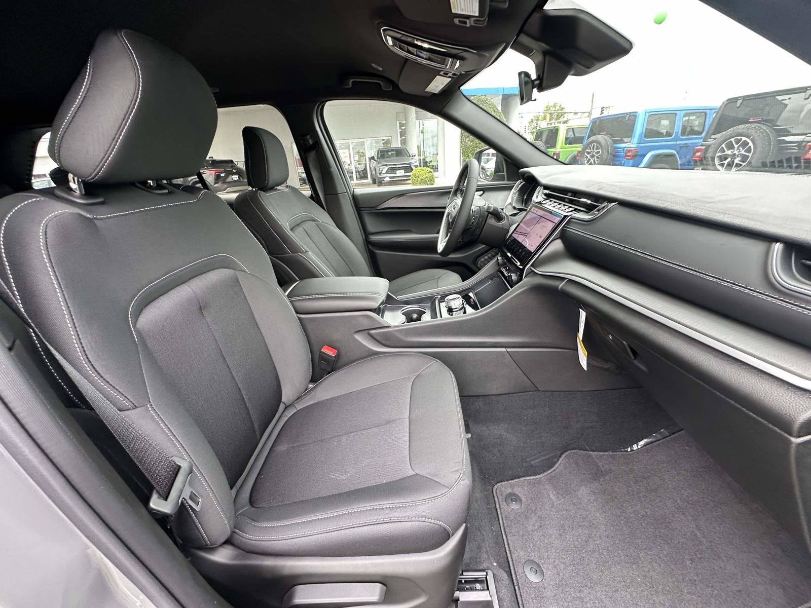 2027 Jeep Grand Cherokee GRAND CHEROKEE LAREDO 4X2