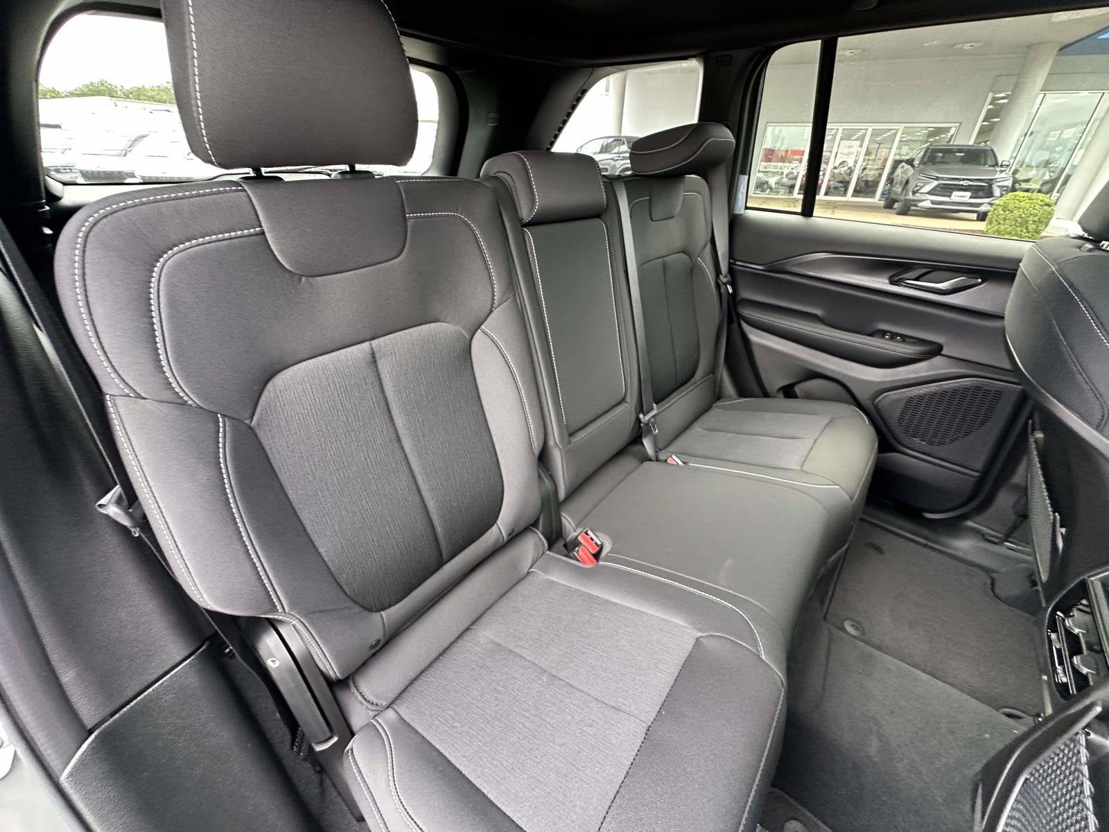 2027 Jeep Grand Cherokee GRAND CHEROKEE LAREDO 4X2