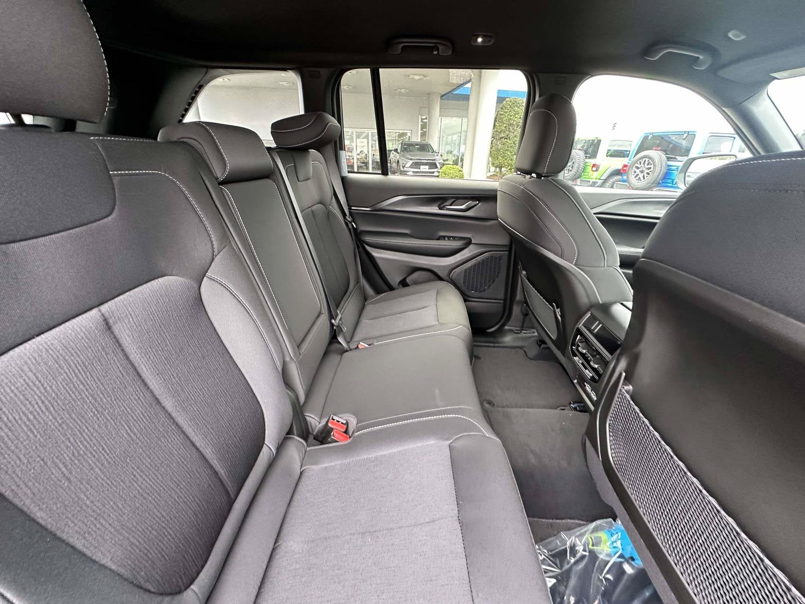 2027 Jeep Grand Cherokee GRAND CHEROKEE LAREDO 4X2