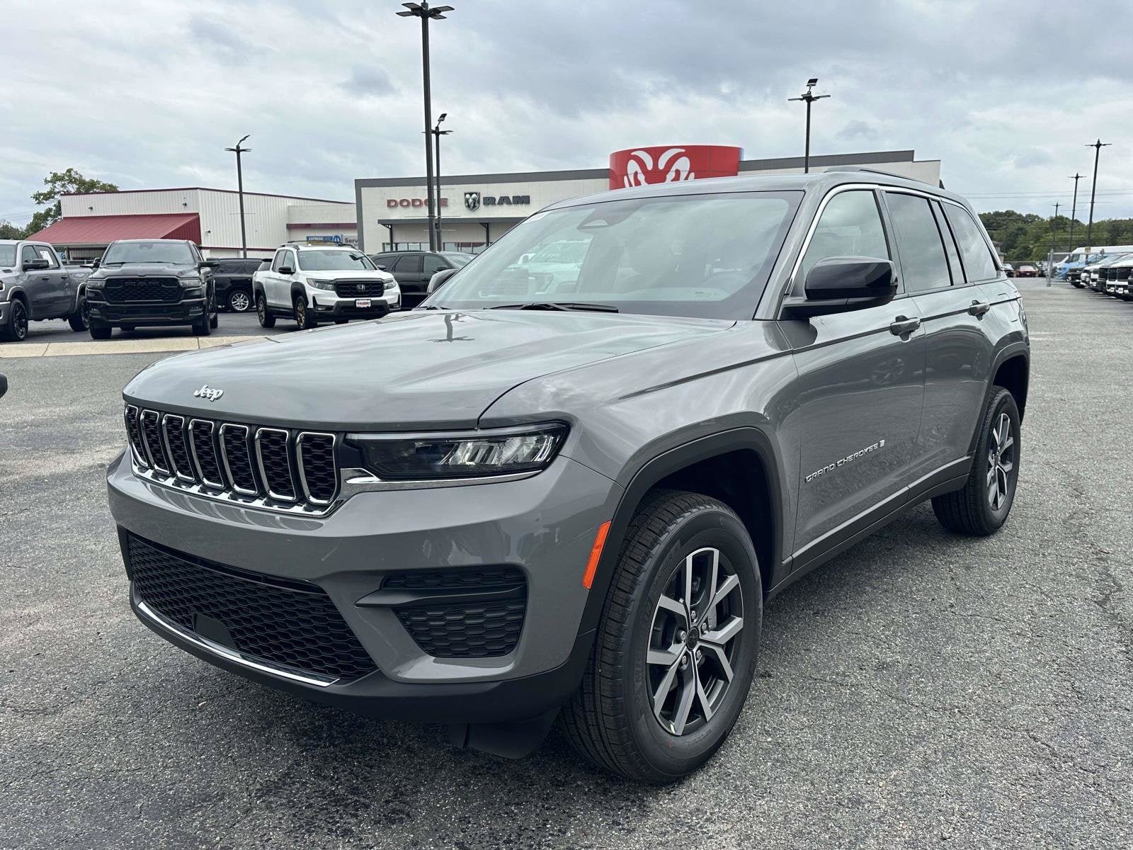 2027 Jeep Grand Cherokee GRAND CHEROKEE LAREDO 4X2