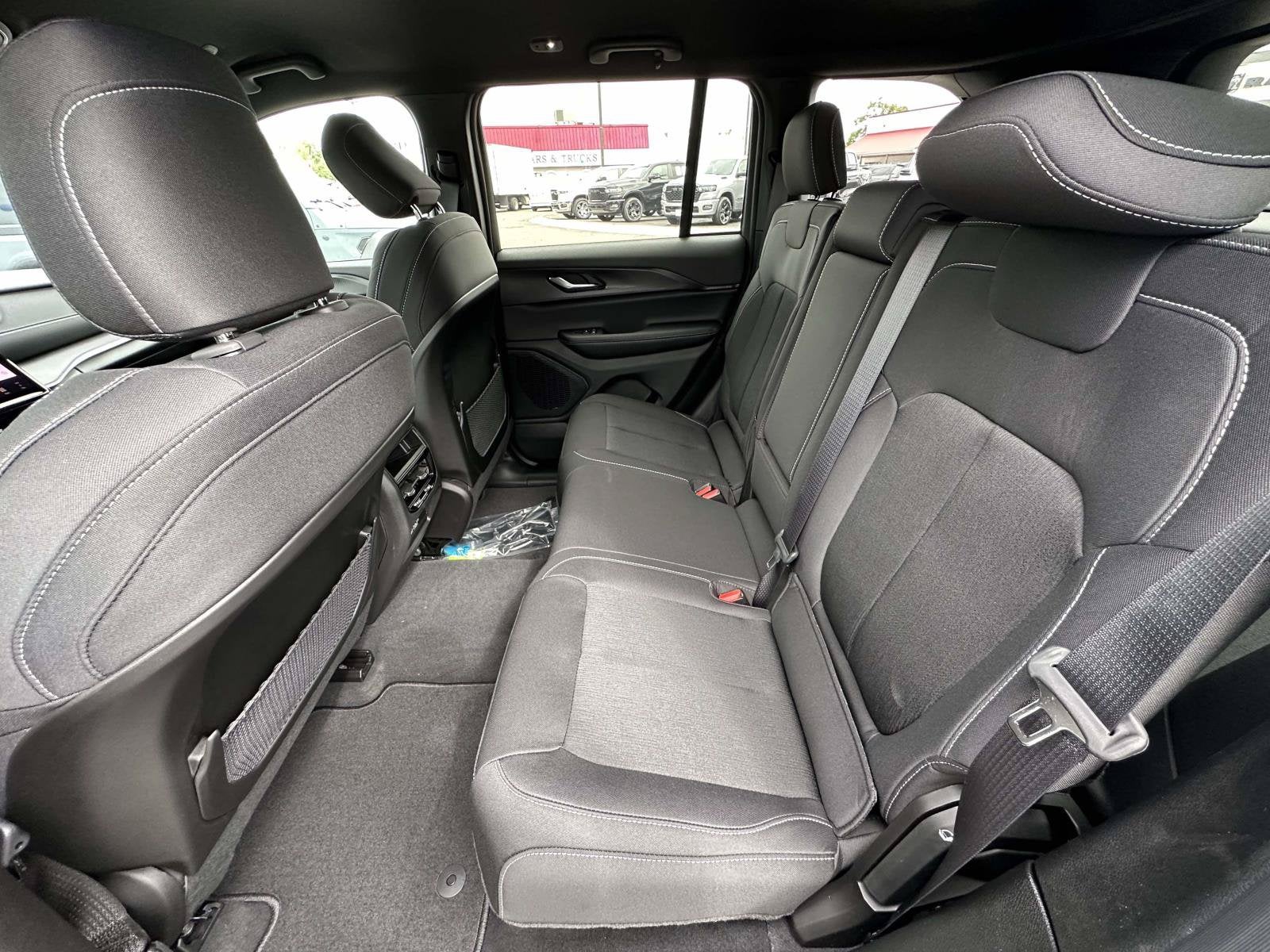 2027 Jeep Grand Cherokee GRAND CHEROKEE LAREDO 4X2
