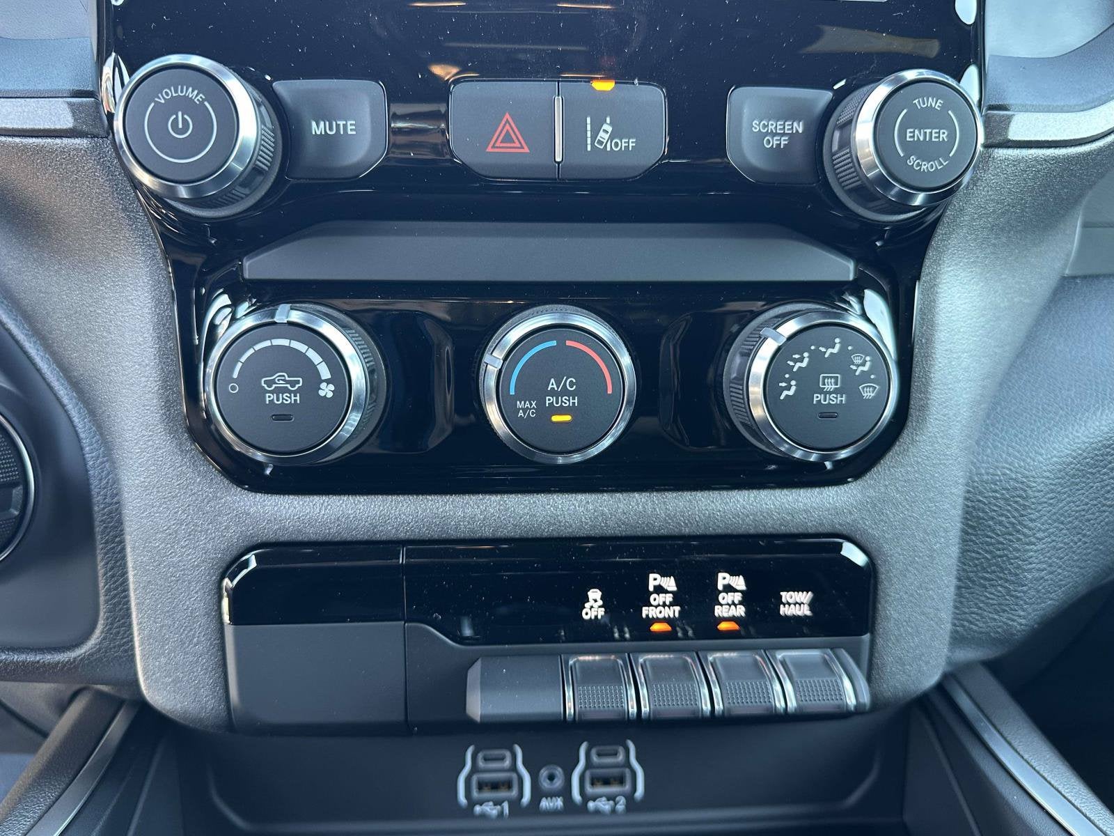 2027 RAM Ram 1500 RAM 1500 EXPRESS CREW CAB 4X4 5'7' BOX