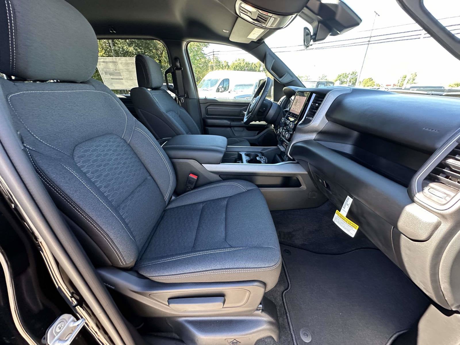 2027 RAM Ram 1500 RAM 1500 EXPRESS CREW CAB 4X4 5'7' BOX